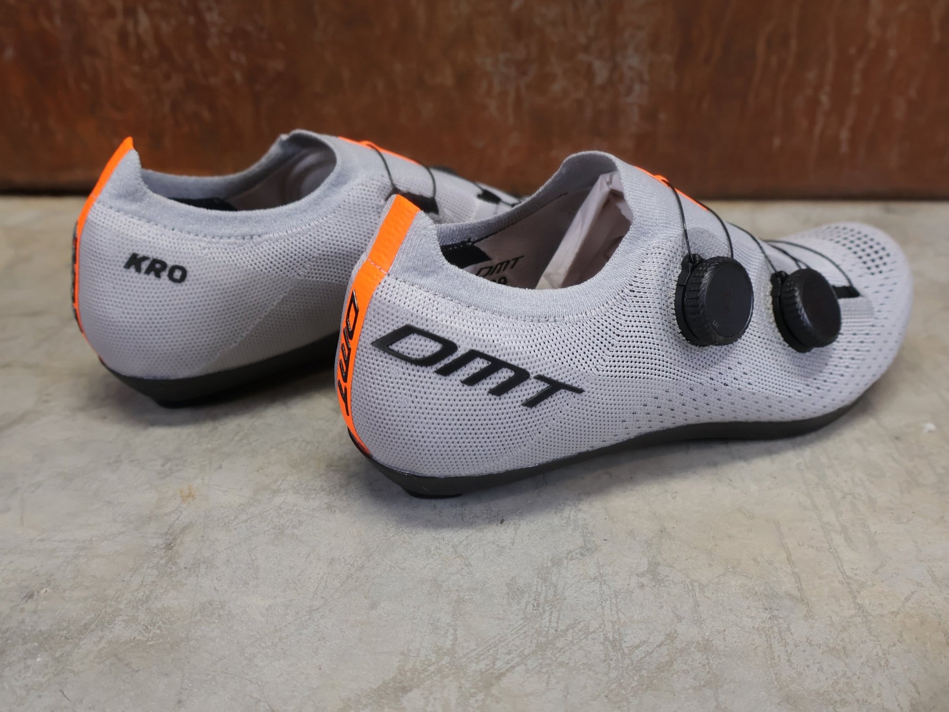RR - Herrenschuhe von Dmt, DMT KR0 RENNRADSCHUH / GRAU / GRAU / UNISEX / 39 vor USEDBIKES - OB.DE Hintergrund