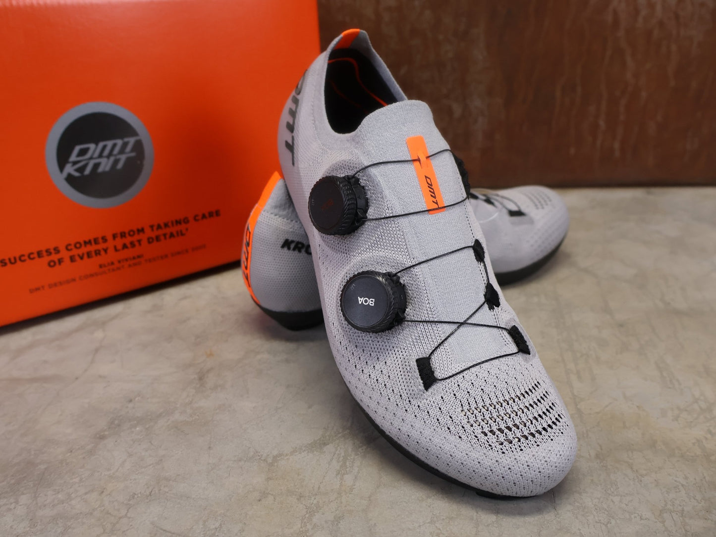 RR - Herrenschuhe von Dmt, DMT KR0 RENNRADSCHUH / GRAU / GRAU / UNISEX / 39 vor USEDBIKES - OB.DE Hintergrund