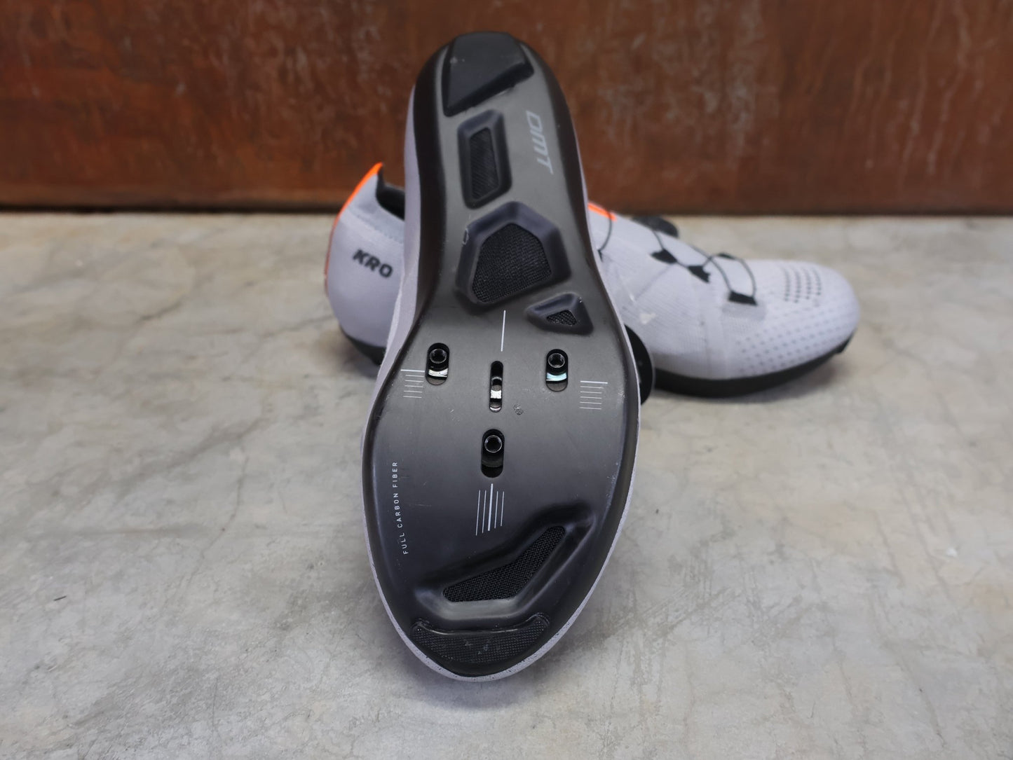 RR - Herrenschuhe von Dmt, DMT KR0 RENNRADSCHUH / GRAU / GRAU / UNISEX / 39 vor USEDBIKES - OB.DE Hintergrund