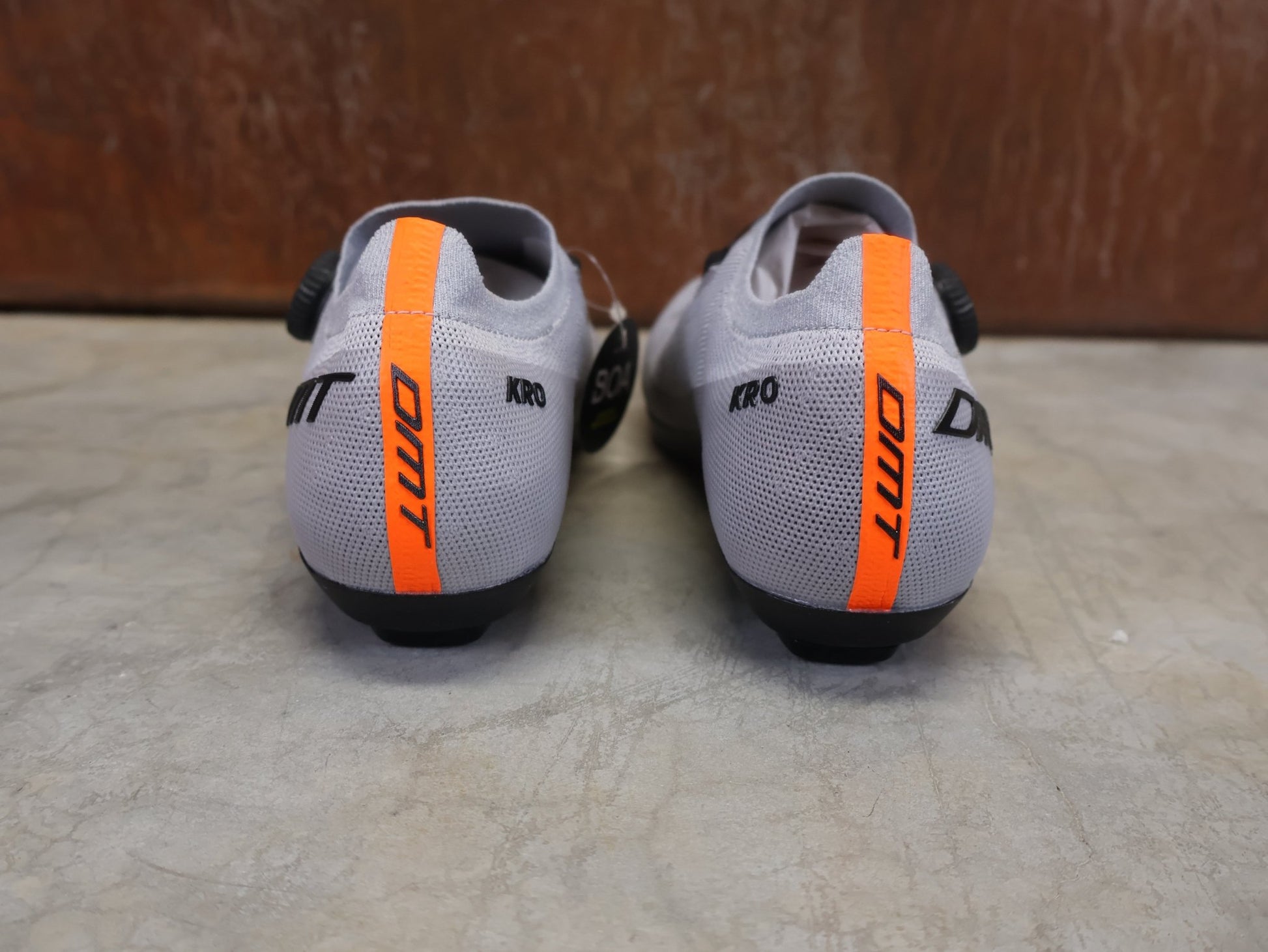 RR - Herrenschuhe von Dmt, DMT KR0 RENNRADSCHUH / GRAU / GRAU / UNISEX / 39 vor USEDBIKES - OB.DE Hintergrund