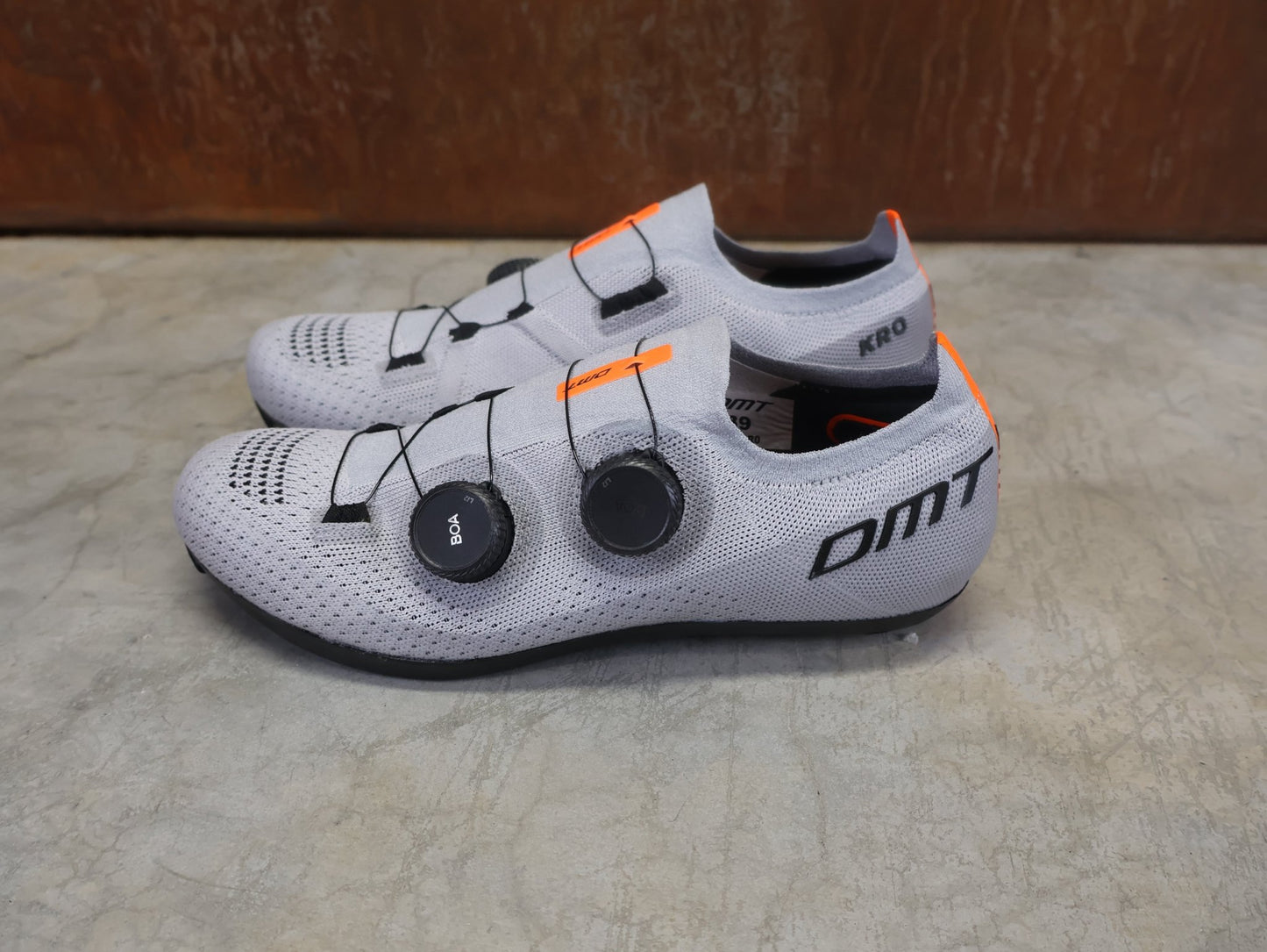 RR - Herrenschuhe von Dmt, DMT KR0 RENNRADSCHUH / GRAU / GRAU / UNISEX / 39 vor USEDBIKES - OB.DE Hintergrund