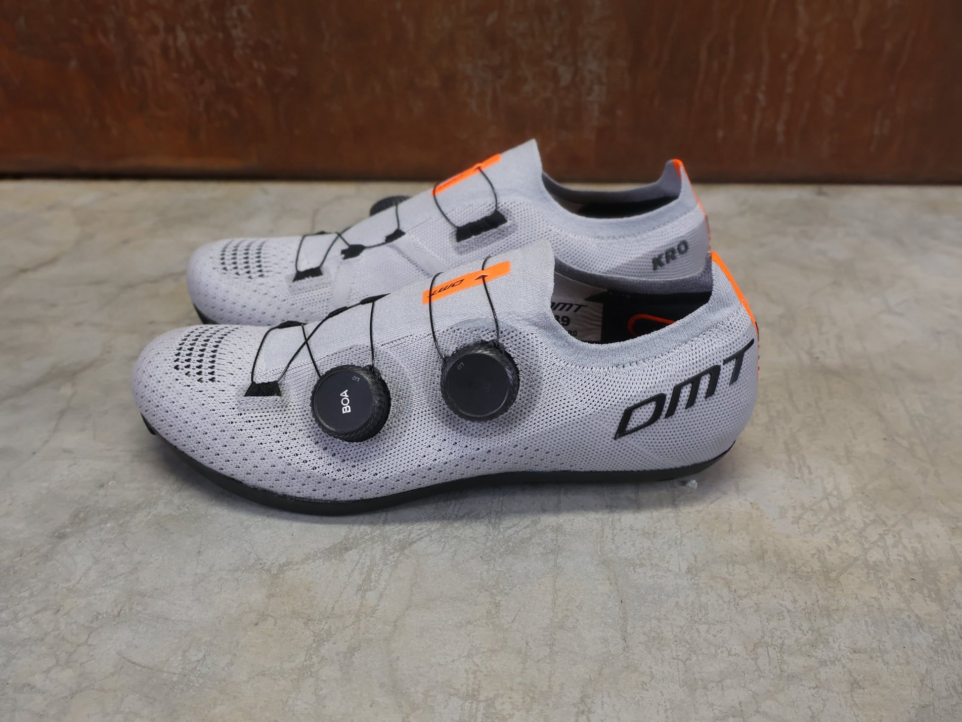 RR - Herrenschuhe von Dmt, DMT KR0 RENNRADSCHUH / GRAU / GRAU / UNISEX / 39 vor USEDBIKES - OB.DE Hintergrund