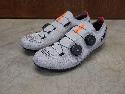 RR - Herrenschuhe von Dmt, DMT KR0 RENNRADSCHUH / GRAU / GRAU / UNISEX / 39 vor USEDBIKES - OB.DE Hintergrund