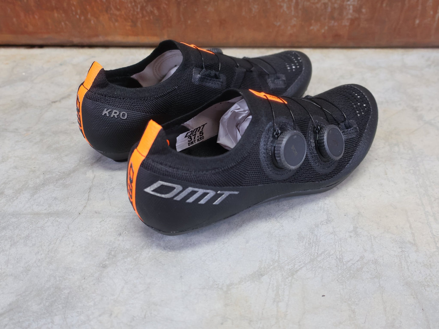 RR - Herrenschuhe von Dmt, DMT KR0 RENNRADSCHUH / SCHWARZ / SCHWARZ / UNISEX vor USEDBIKES - OB.DE Hintergrund