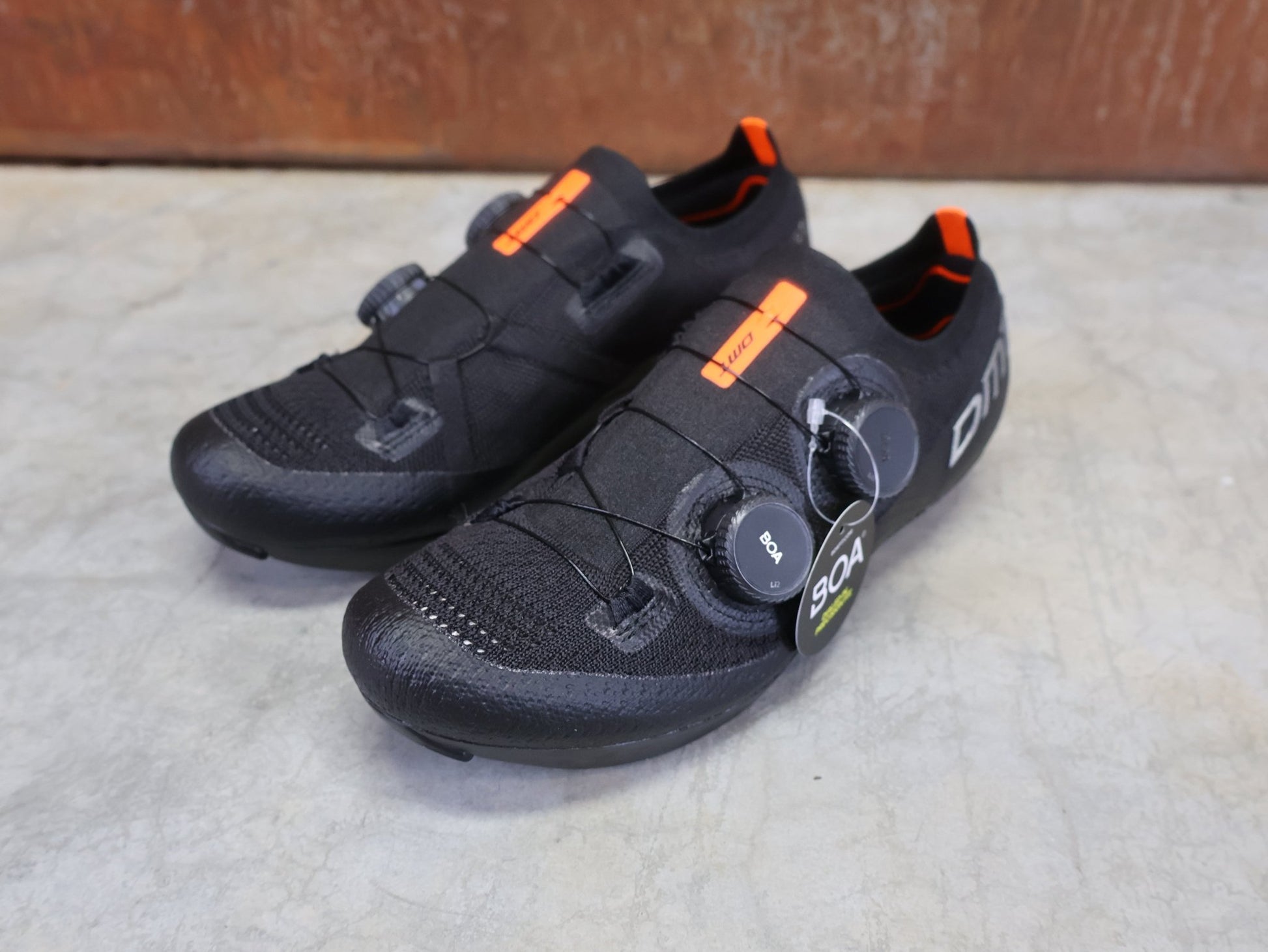 RR - Herrenschuhe von Dmt, DMT KR0 RENNRADSCHUH / SCHWARZ / SCHWARZ / UNISEX vor USEDBIKES - OB.DE Hintergrund