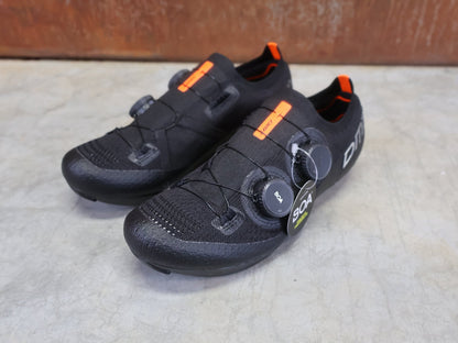 RR - Herrenschuhe von Dmt, DMT KR0 RENNRADSCHUH / SCHWARZ / SCHWARZ / UNISEX vor USEDBIKES - OB.DE Hintergrund