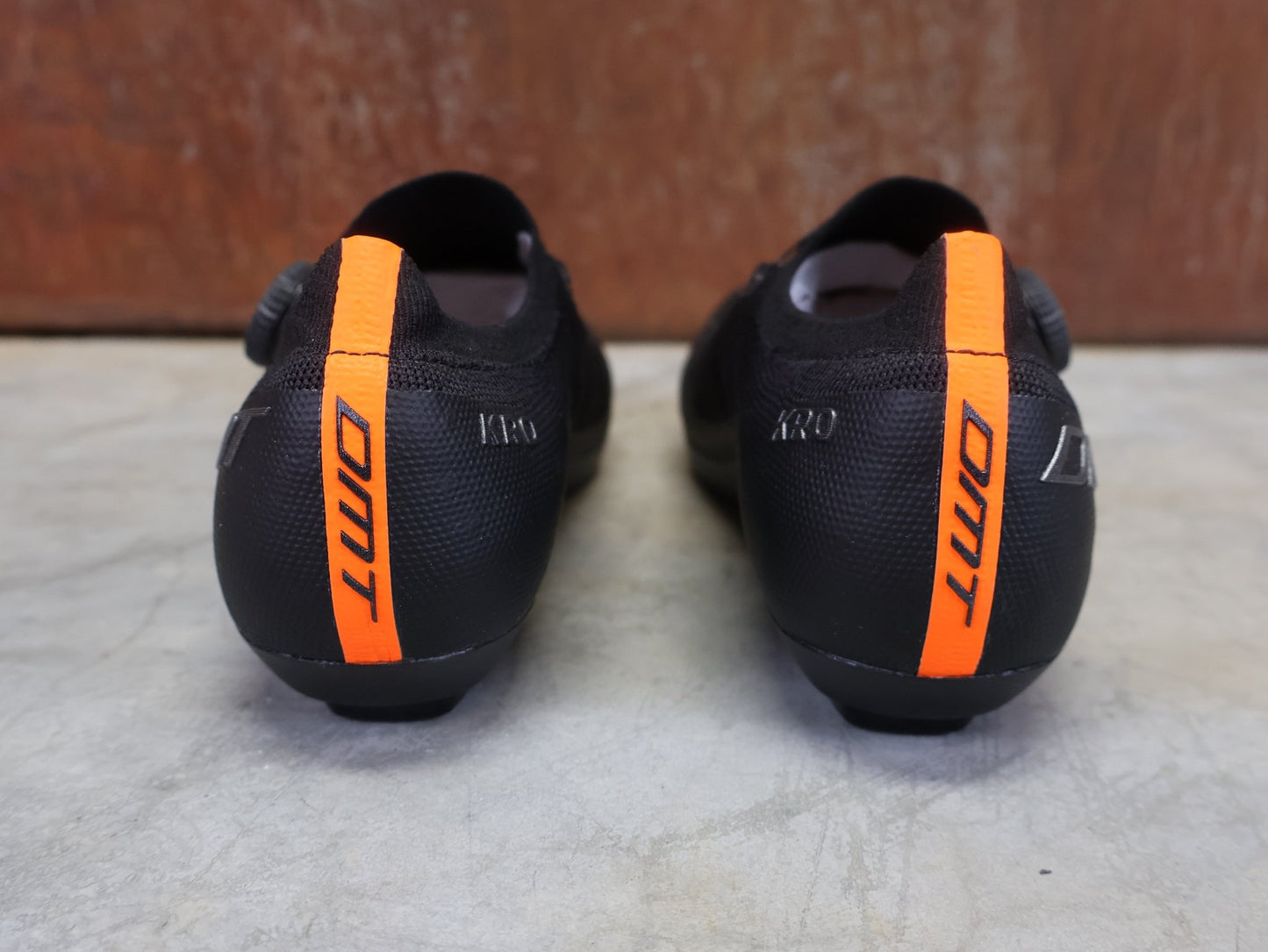 RR - Herrenschuhe von Dmt, DMT KR0 RENNRADSCHUH / SCHWARZ / SCHWARZ / UNISEX vor USEDBIKES - OB.DE Hintergrund