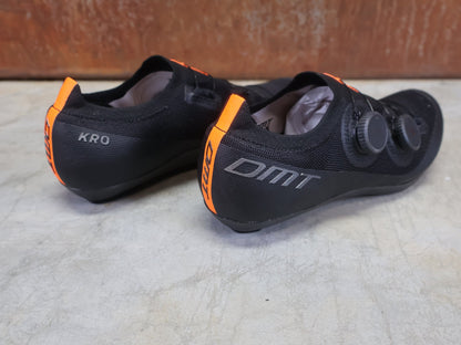 RR - Herrenschuhe von Dmt, DMT KR0 RENNRADSCHUH / SCHWARZ / SCHWARZ / UNISEX vor USEDBIKES - OB.DE Hintergrund