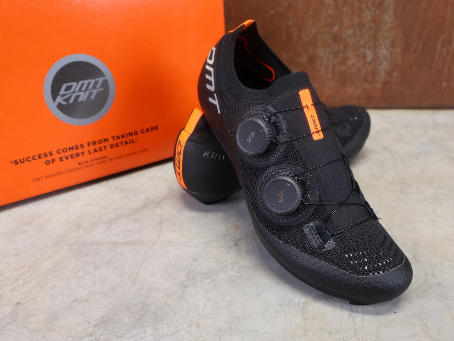RR - Herrenschuhe von Dmt, DMT KR0 RENNRADSCHUH / SCHWARZ / SCHWARZ / UNISEX vor USEDBIKES - OB.DE Hintergrund