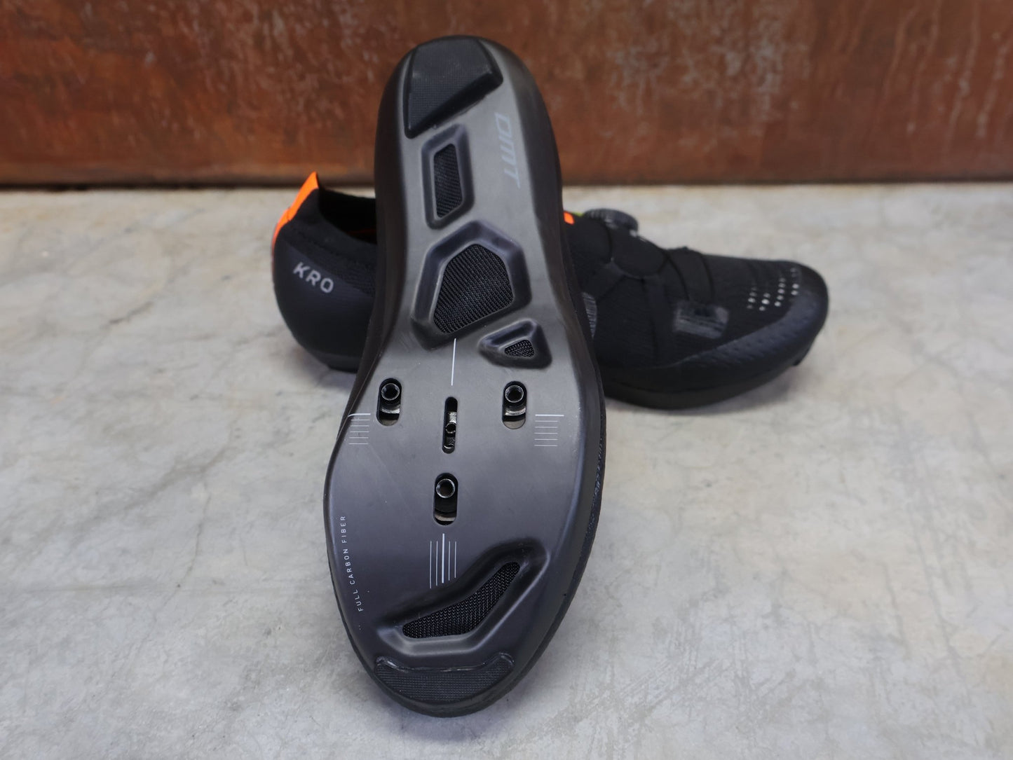 RR - Herrenschuhe von Dmt, DMT KR0 RENNRADSCHUH / SCHWARZ / SCHWARZ / UNISEX vor USEDBIKES - OB.DE Hintergrund