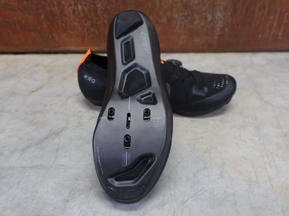 RR - Herrenschuhe von Dmt, DMT KR0 RENNRADSCHUH / SCHWARZ / SCHWARZ / UNISEX vor USEDBIKES - OB.DE Hintergrund