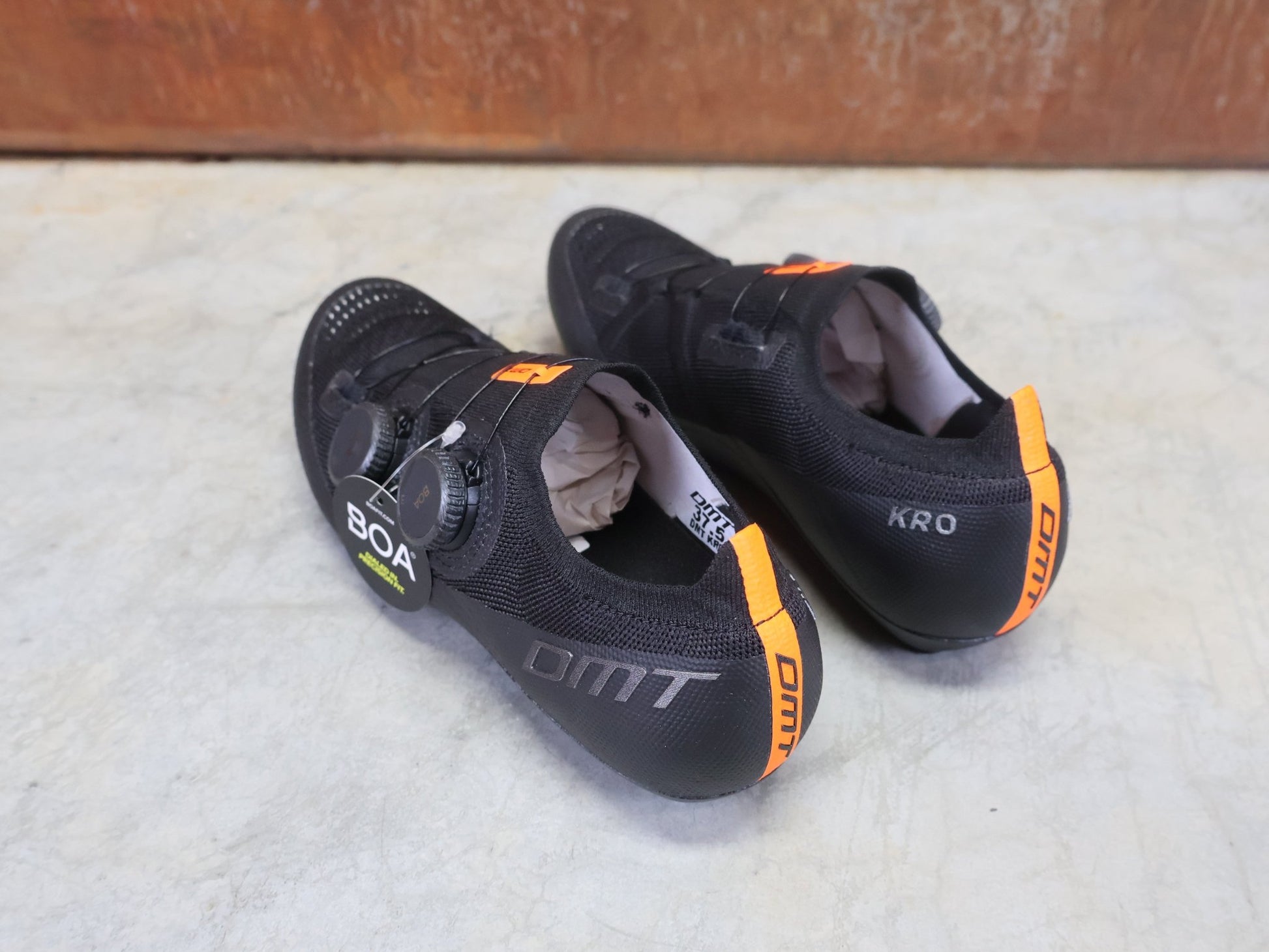 RR - Herrenschuhe von Dmt, DMT KR0 RENNRADSCHUH / SCHWARZ / SCHWARZ / UNISEX vor USEDBIKES - OB.DE Hintergrund