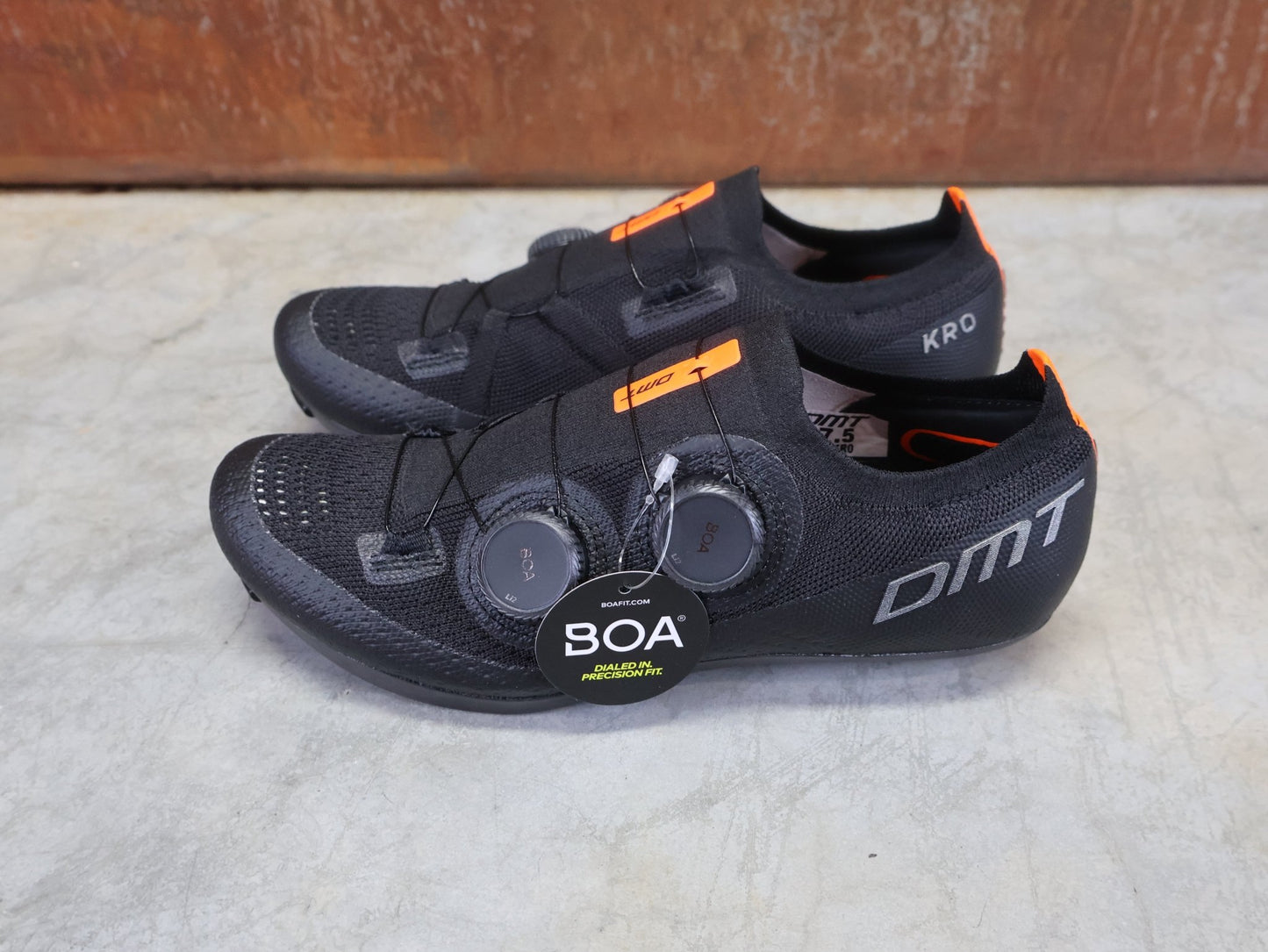 RR - Herrenschuhe von Dmt, DMT KR0 RENNRADSCHUH / SCHWARZ / SCHWARZ / UNISEX vor USEDBIKES - OB.DE Hintergrund