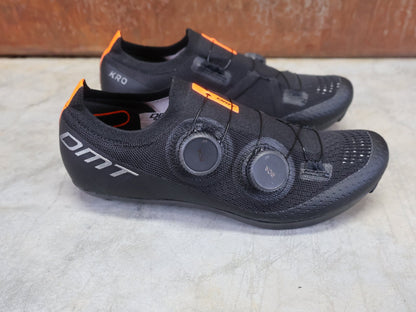 RR - Herrenschuhe von Dmt, DMT KR0 RENNRADSCHUH / SCHWARZ / SCHWARZ / UNISEX vor USEDBIKES - OB.DE Hintergrund