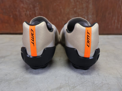 RR - Herrenschuhe von Dmt, DMT KR30 RENNRADSCHUH / SAND / BLACK / UNISEX / 42 vor USEDBIKES - OB.DE Hintergrund