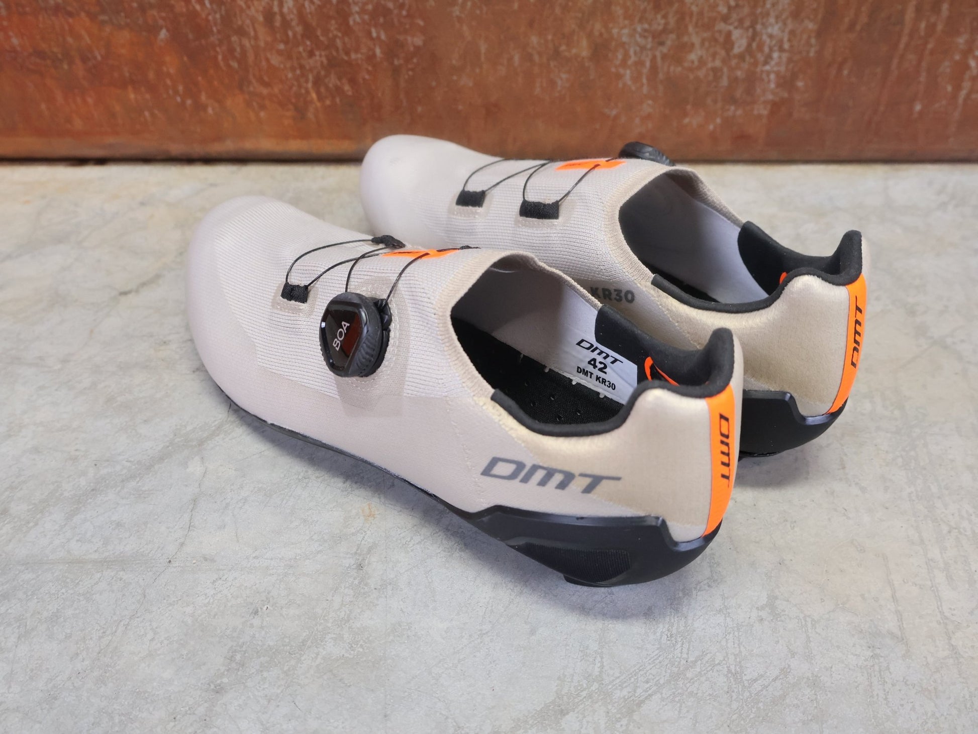 RR - Herrenschuhe von Dmt, DMT KR30 RENNRADSCHUH / SAND / BLACK / UNISEX / 42 vor USEDBIKES - OB.DE Hintergrund