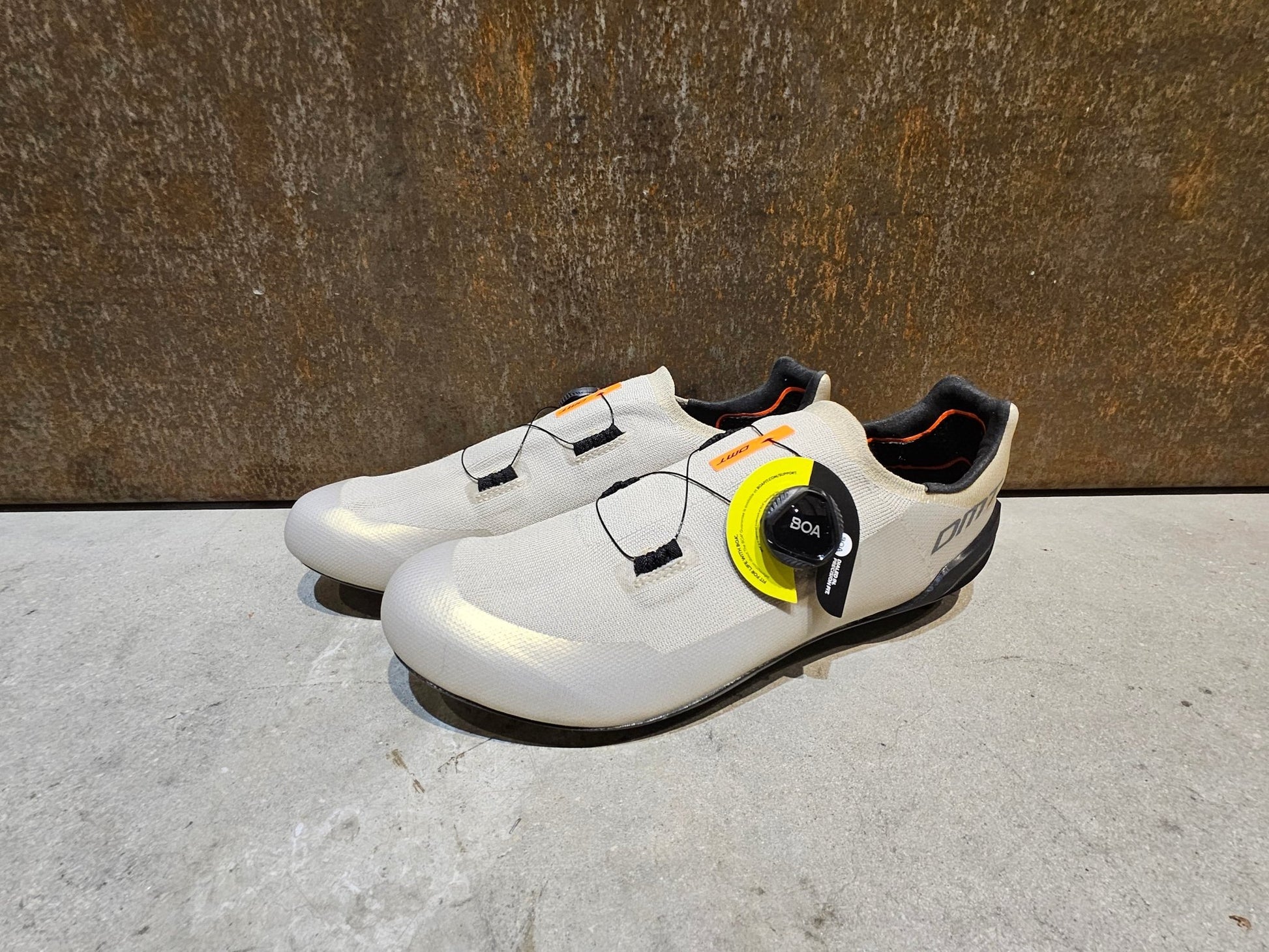 RR - Herrenschuhe von Dmt, DMT KR30 RENNRADSCHUH / SAND / BLACK / UNISEX / 42 vor USEDBIKES - OB.DE Hintergrund