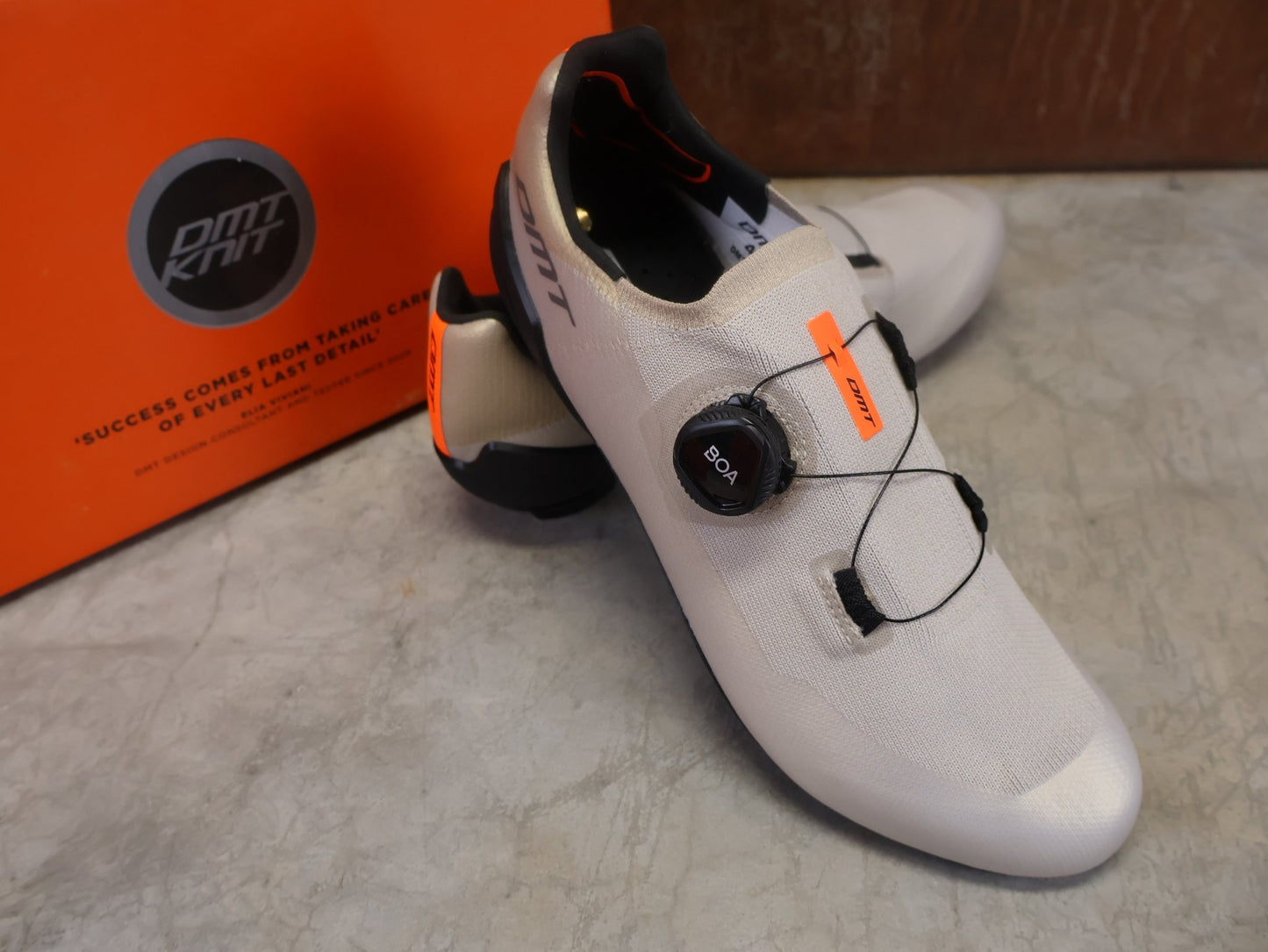 RR - Herrenschuhe von Dmt, DMT KR30 RENNRADSCHUH / SAND / BLACK / UNISEX / 42 vor USEDBIKES - OB.DE Hintergrund