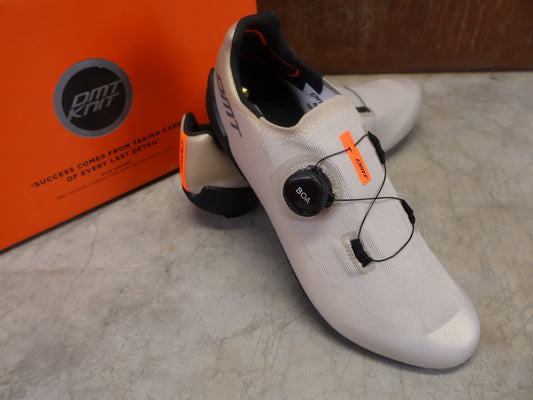 RR - Herrenschuhe von Dmt, DMT KR30 RENNRADSCHUH / SAND / BLACK / UNISEX / 42 vor USEDBIKES - OB.DE Hintergrund