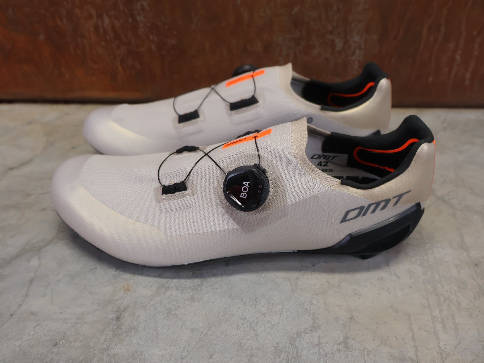 RR - Herrenschuhe von Dmt, DMT KR30 RENNRADSCHUH / SAND / BLACK / UNISEX / 42 vor USEDBIKES - OB.DE Hintergrund