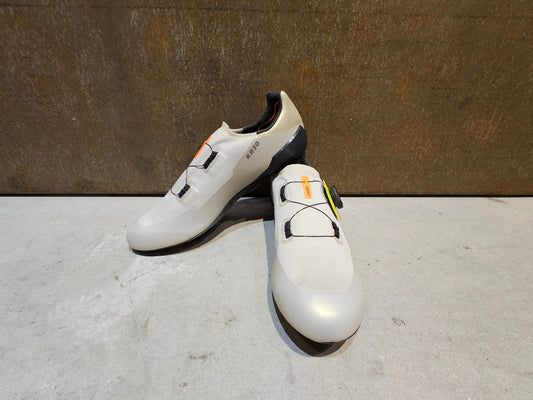 RR - Herrenschuhe von Dmt, DMT KR30 RENNRADSCHUH / SAND / BLACK / UNISEX / 42 vor USEDBIKES - OB.DE Hintergrund