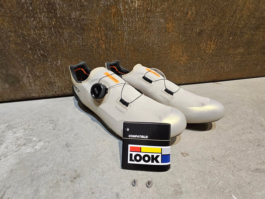 RR - Herrenschuhe von Dmt, DMT KR30 RENNRADSCHUH / SAND / BLACK / UNISEX / 42 vor USEDBIKES - OB.DE Hintergrund