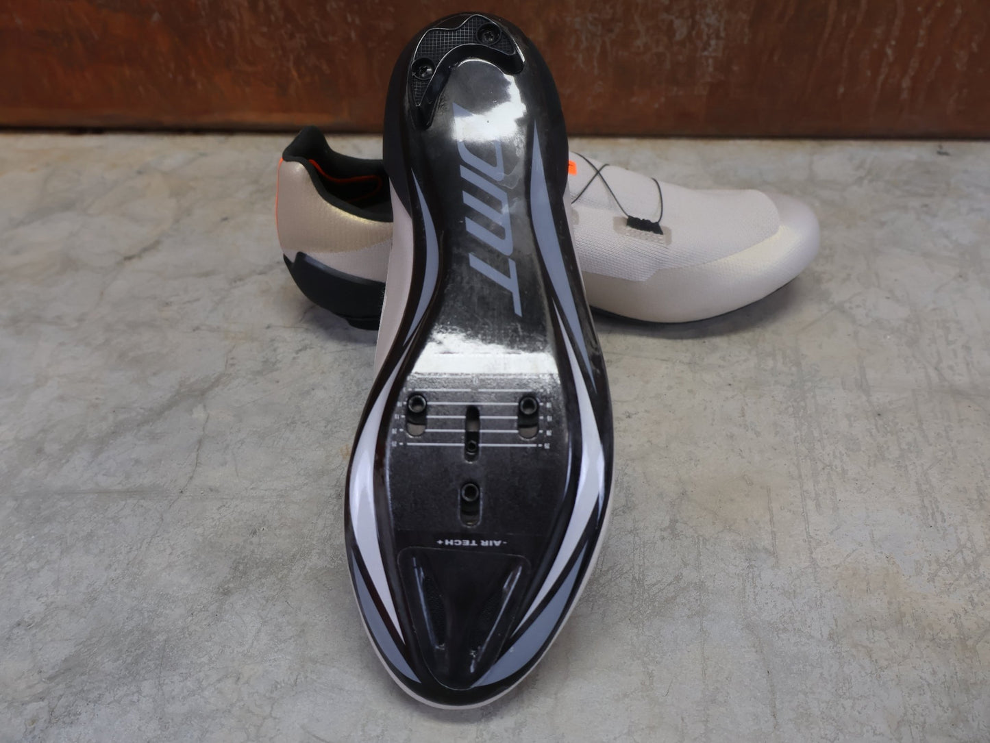 RR - Herrenschuhe von Dmt, DMT KR30 RENNRADSCHUH / SAND / BLACK / UNISEX / 42 vor USEDBIKES - OB.DE Hintergrund