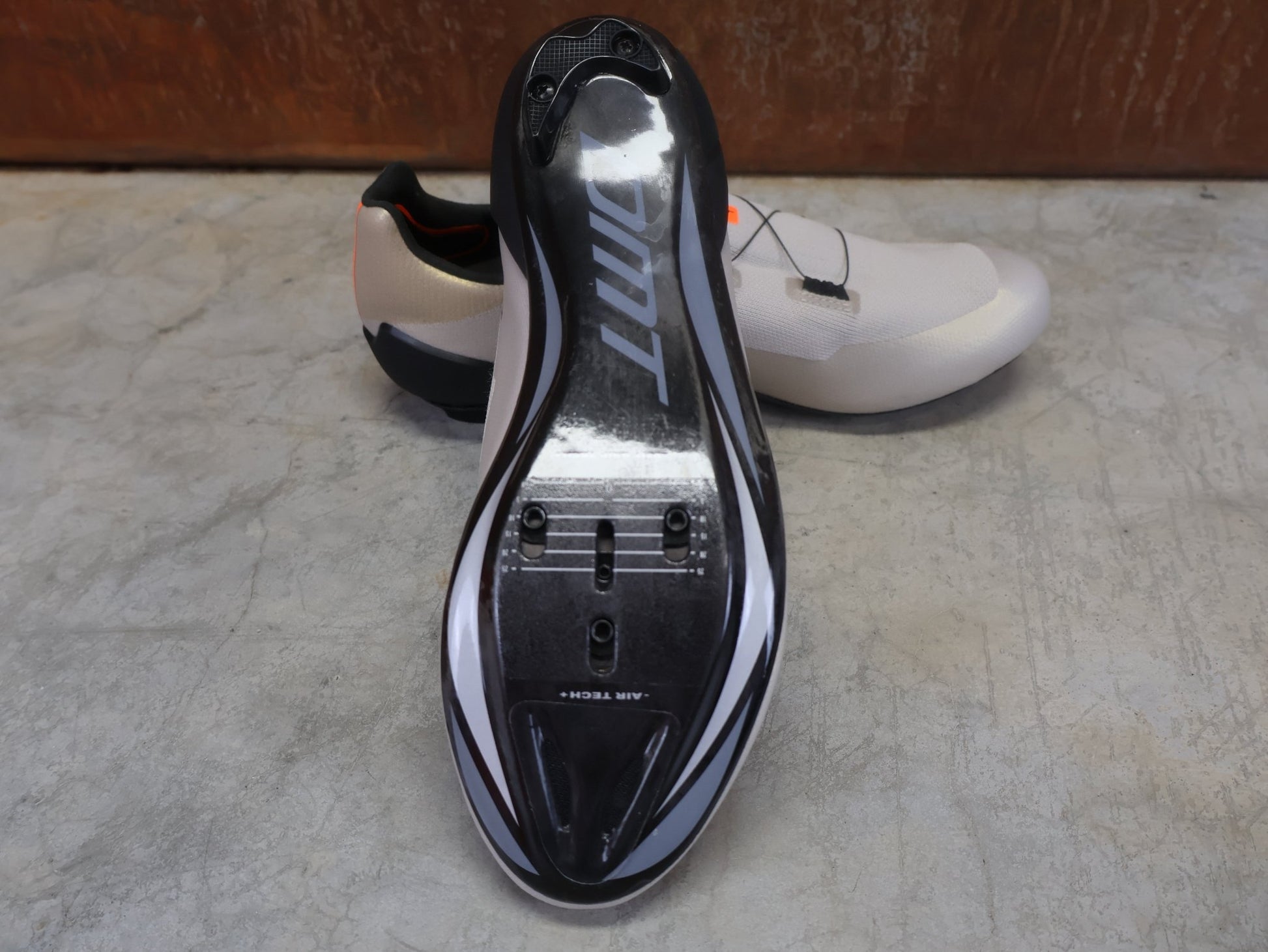 RR - Herrenschuhe von Dmt, DMT KR30 RENNRADSCHUH / SAND / BLACK / UNISEX / 42 vor USEDBIKES - OB.DE Hintergrund