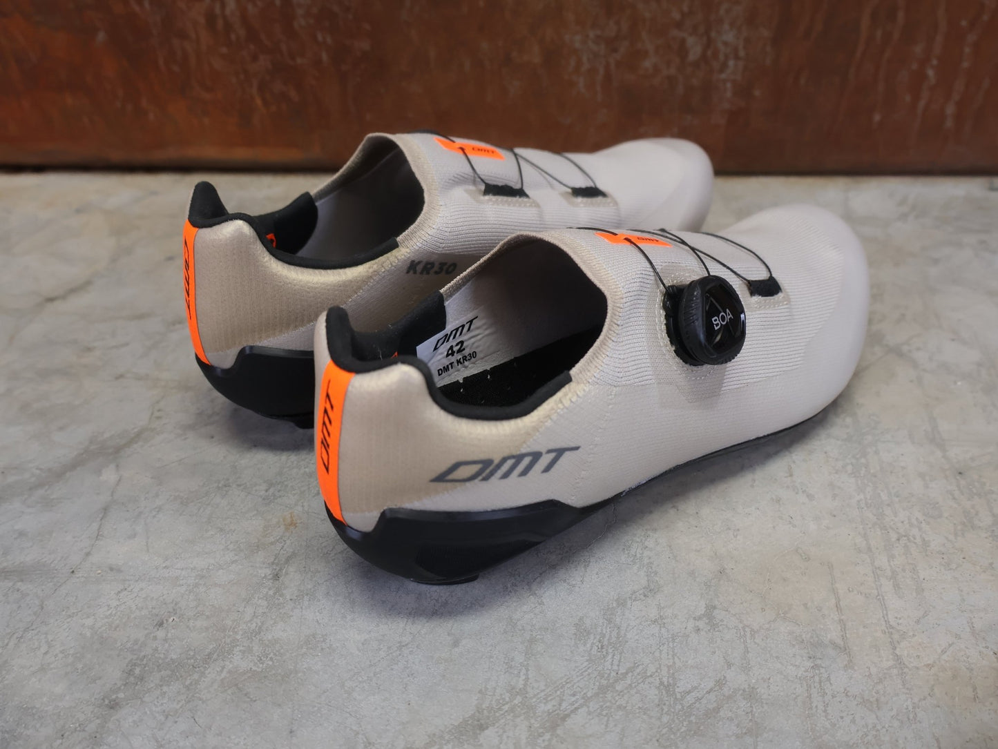 RR - Herrenschuhe von Dmt, DMT KR30 RENNRADSCHUH / SAND / BLACK / UNISEX / 42 vor USEDBIKES - OB.DE Hintergrund
