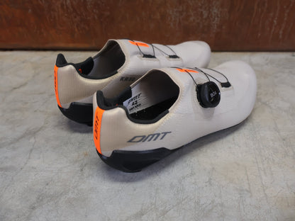 RR - Herrenschuhe von Dmt, DMT KR30 RENNRADSCHUH / SAND / BLACK / UNISEX / 42 vor USEDBIKES - OB.DE Hintergrund