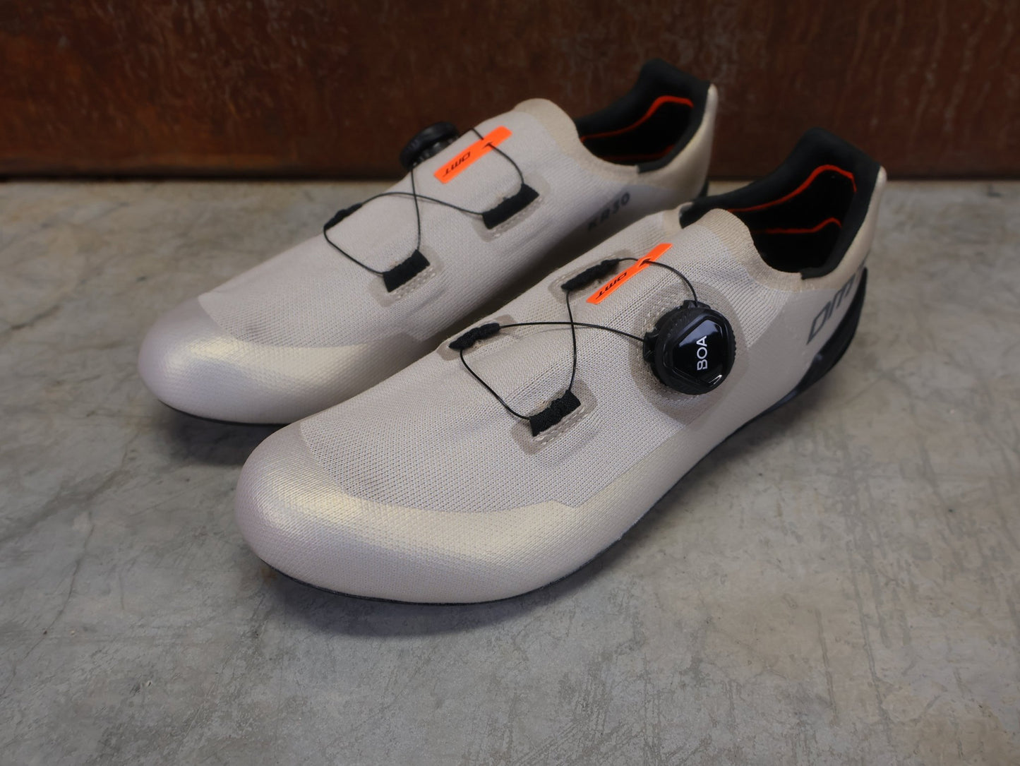 RR - Herrenschuhe von Dmt, DMT KR30 RENNRADSCHUH / SAND / BLACK / UNISEX / 42 vor USEDBIKES - OB.DE Hintergrund