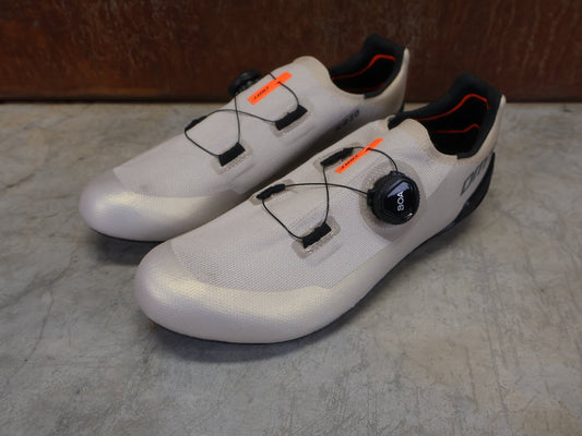 RR - Herrenschuhe von Dmt, DMT KR30 RENNRADSCHUH / SAND / BLACK / UNISEX / 42 vor USEDBIKES - OB.DE Hintergrund