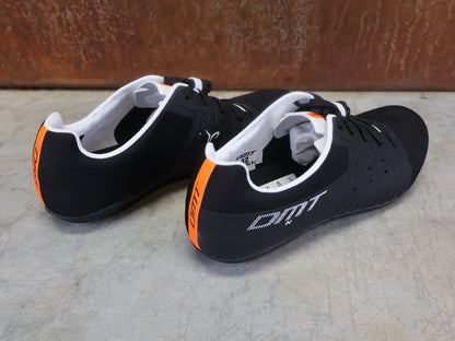 RR - Herrenschuhe von Dmt, DMT KR4 PJ RENNRADSCHUH / SCHWARZ / WEIß / UNISEX vor USEDBIKES - OB.DE Hintergrund