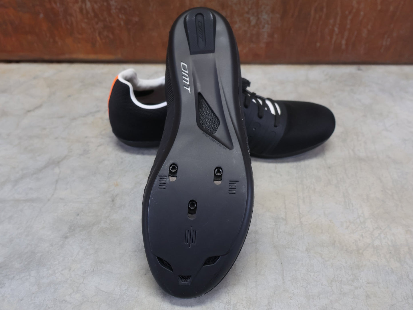 RR - Herrenschuhe von Dmt, DMT KR4 PJ RENNRADSCHUH / SCHWARZ / WEIß / UNISEX vor USEDBIKES - OB.DE Hintergrund