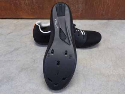 RR - Herrenschuhe von Dmt, DMT KR4 PJ RENNRADSCHUH / SCHWARZ / WEIß / UNISEX vor USEDBIKES - OB.DE Hintergrund