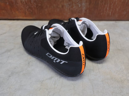 RR - Herrenschuhe von Dmt, DMT KR4 PJ RENNRADSCHUH / SCHWARZ / WEIß / UNISEX vor USEDBIKES - OB.DE Hintergrund