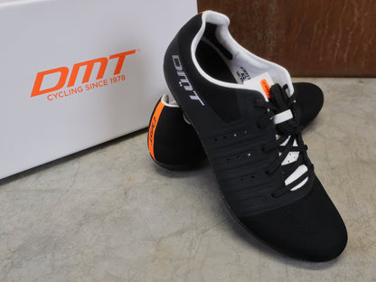 RR - Herrenschuhe von Dmt, DMT KR4 PJ RENNRADSCHUH / SCHWARZ / WEIß / UNISEX vor USEDBIKES - OB.DE Hintergrund