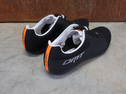 RR - Herrenschuhe von Dmt, DMT KR4 PJ RENNRADSCHUH / SCHWARZ / WEIß / UNISEX vor USEDBIKES - OB.DE Hintergrund