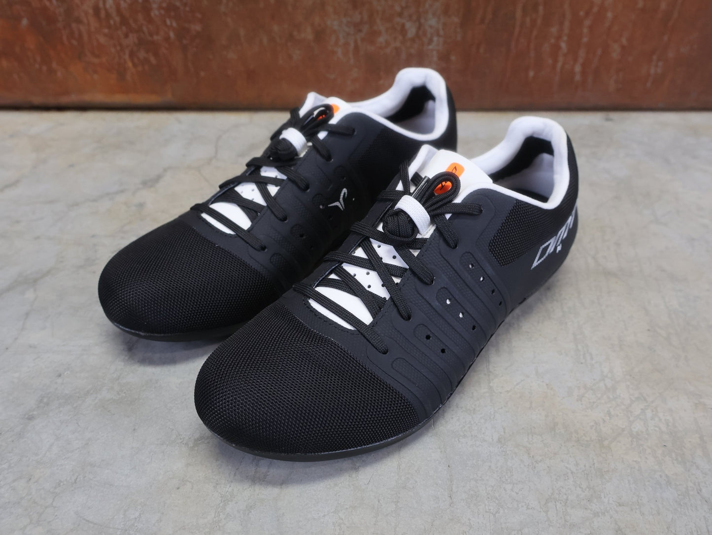 RR - Herrenschuhe von Dmt, DMT KR4 PJ RENNRADSCHUH / SCHWARZ / WEIß / UNISEX vor USEDBIKES - OB.DE Hintergrund