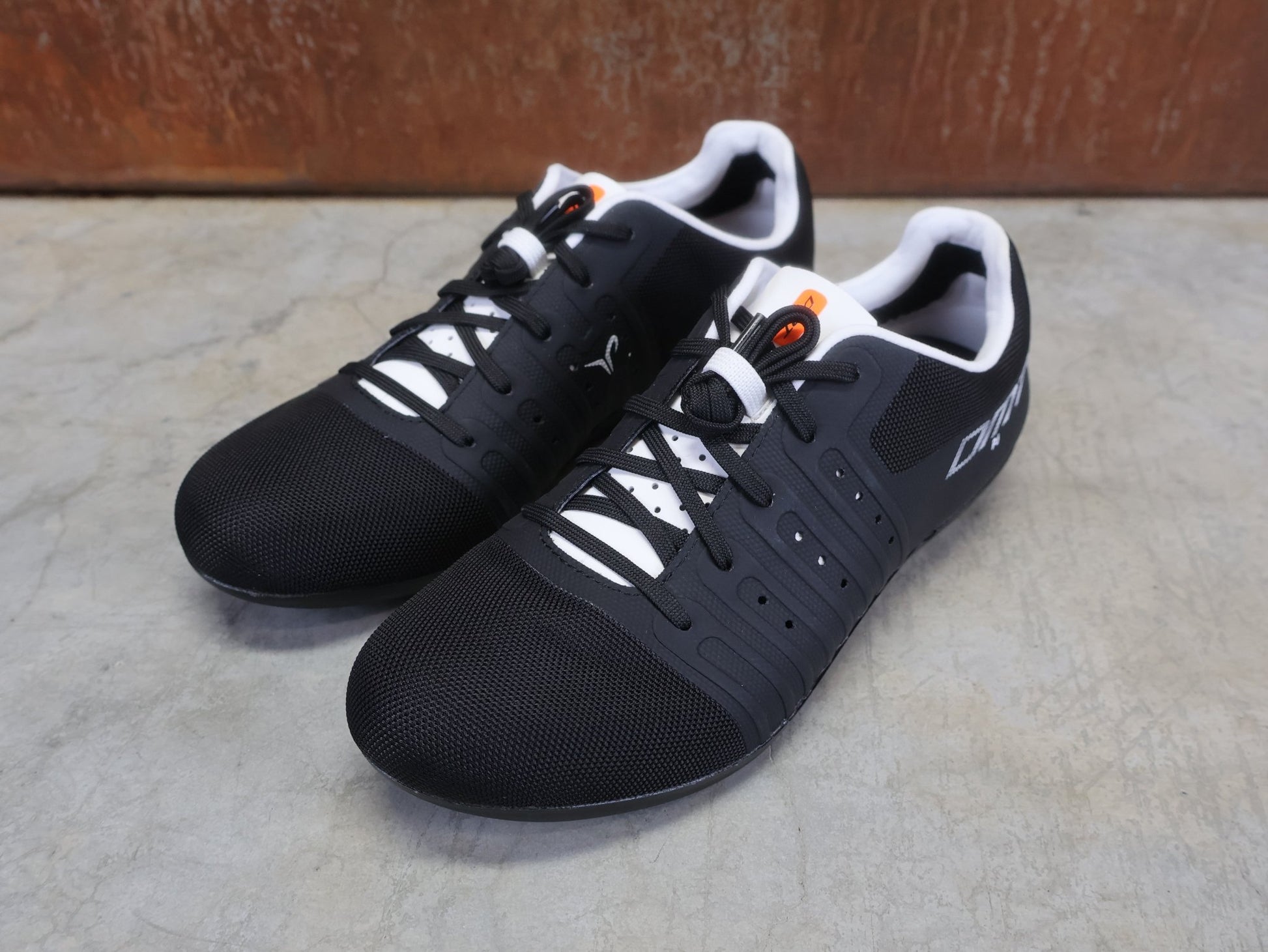 RR - Herrenschuhe von Dmt, DMT KR4 PJ RENNRADSCHUH / SCHWARZ / WEIß / UNISEX vor USEDBIKES - OB.DE Hintergrund