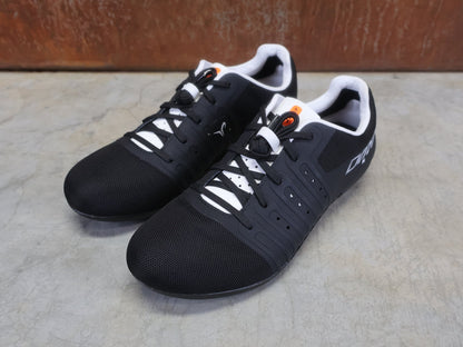 RR - Herrenschuhe von Dmt, DMT KR4 PJ RENNRADSCHUH / SCHWARZ / WEIß / UNISEX vor USEDBIKES - OB.DE Hintergrund