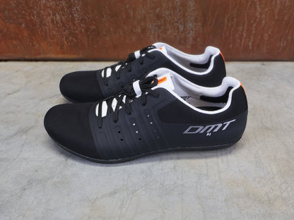 RR - Herrenschuhe von Dmt, DMT KR4 PJ RENNRADSCHUH / SCHWARZ / WEIß / UNISEX vor USEDBIKES - OB.DE Hintergrund