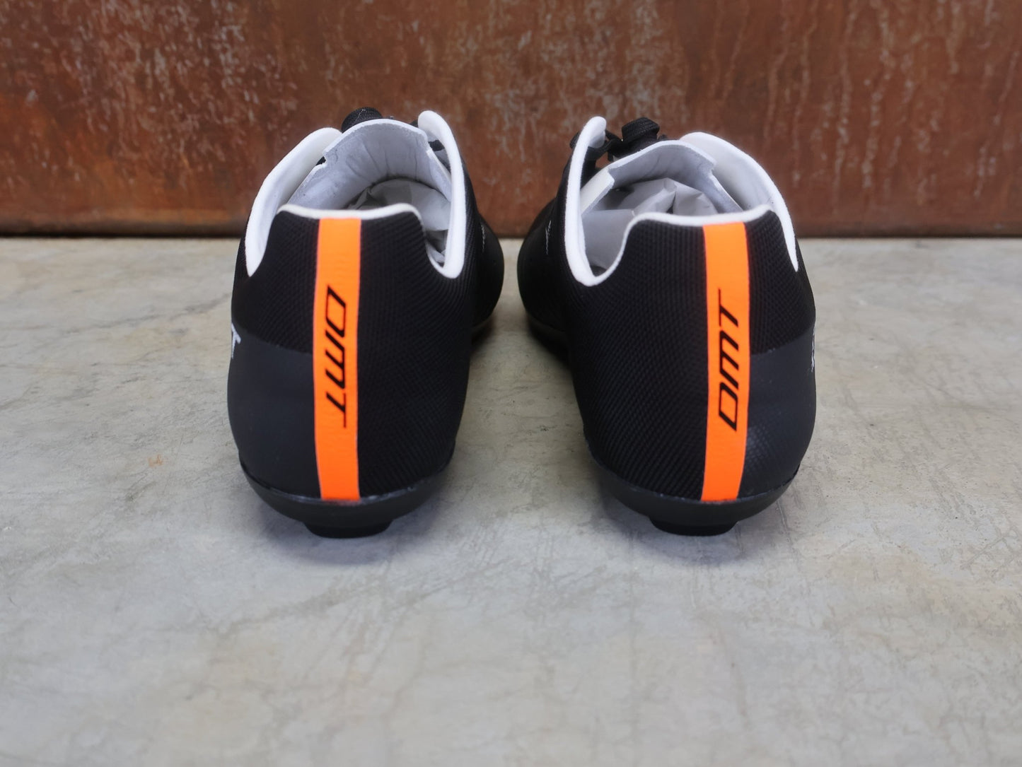 RR - Herrenschuhe von Dmt, DMT KR4 PJ RENNRADSCHUH / SCHWARZ / WEIß / UNISEX vor USEDBIKES - OB.DE Hintergrund