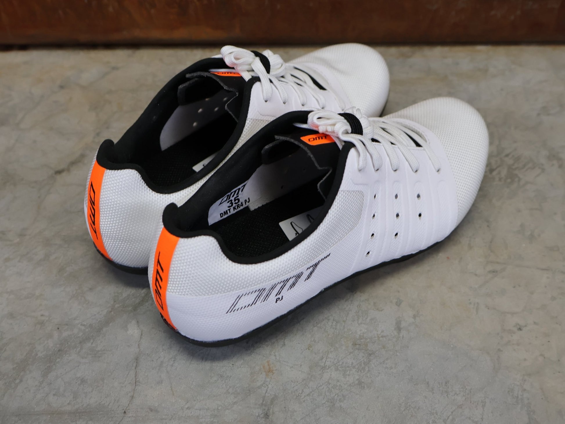 RR - Herrenschuhe von Dmt, DMT KR4 PJ RENNRADSCHUH / WEIß / SCHWARZ / UNISEX vor USEDBIKES - OB.DE Hintergrund