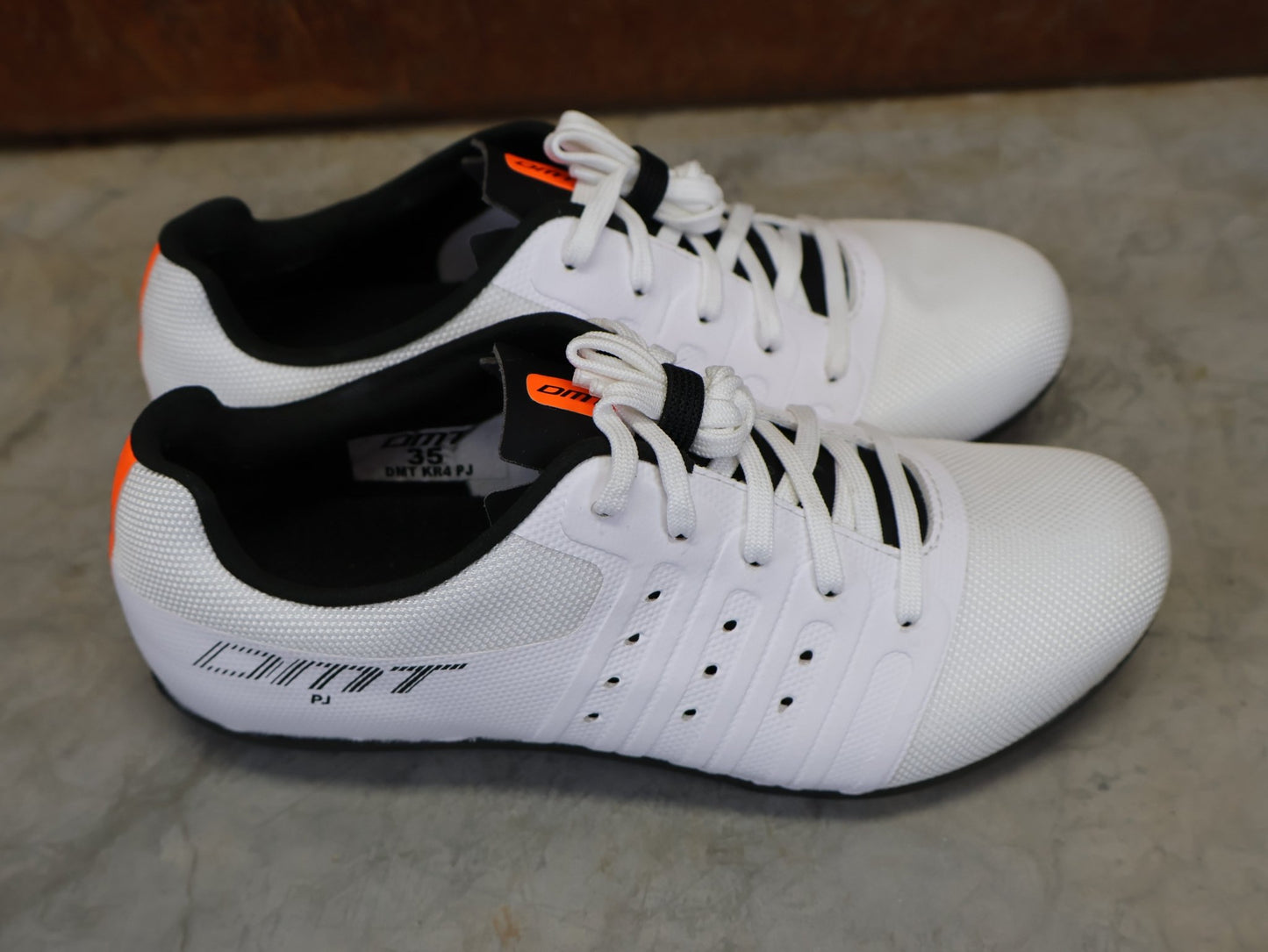 RR - Herrenschuhe von Dmt, DMT KR4 PJ RENNRADSCHUH / WEIß / SCHWARZ / UNISEX vor USEDBIKES - OB.DE Hintergrund