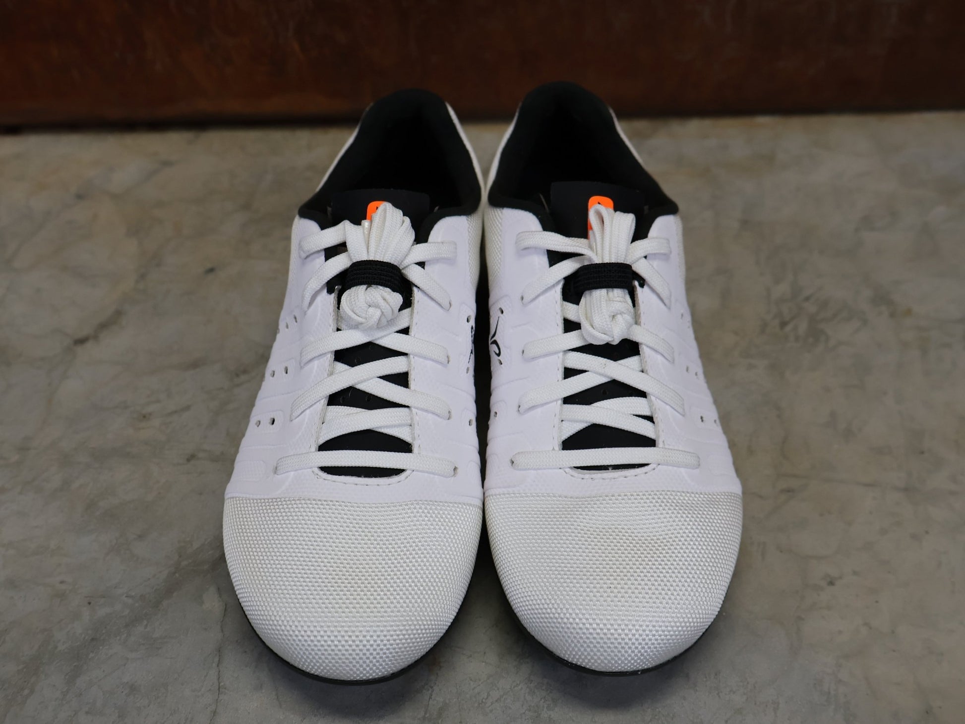 RR - Herrenschuhe von Dmt, DMT KR4 PJ RENNRADSCHUH / WEIß / SCHWARZ / UNISEX vor USEDBIKES - OB.DE Hintergrund