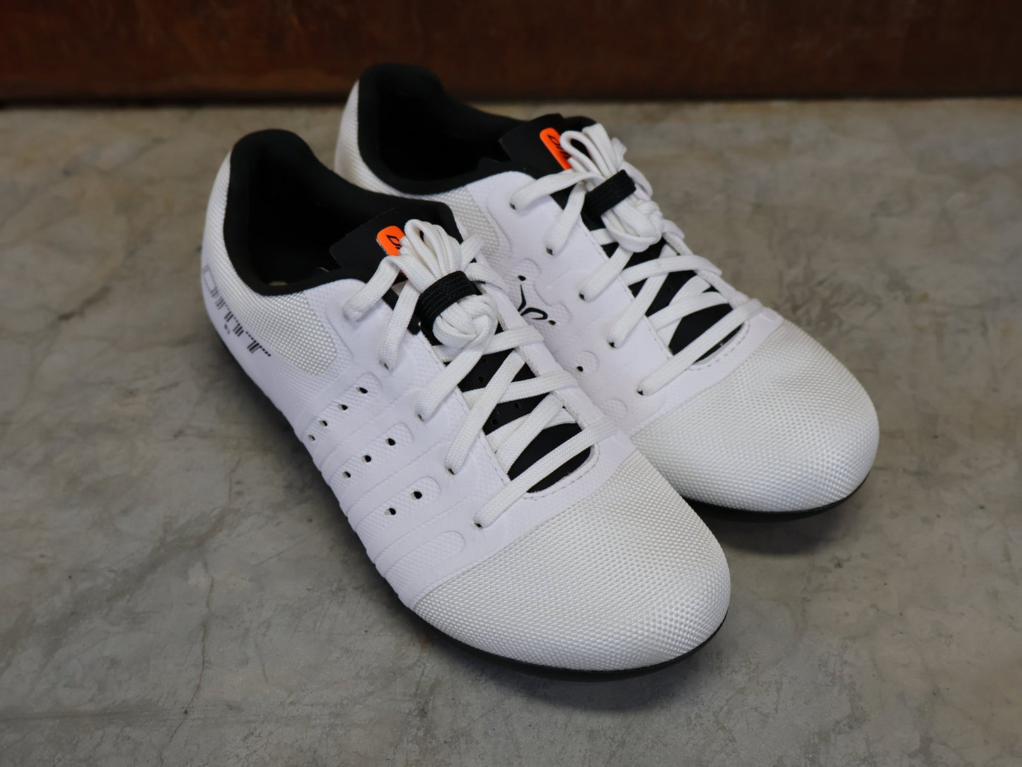 RR - Herrenschuhe von Dmt, DMT KR4 PJ RENNRADSCHUH / WEIß / SCHWARZ / UNISEX vor USEDBIKES - OB.DE Hintergrund