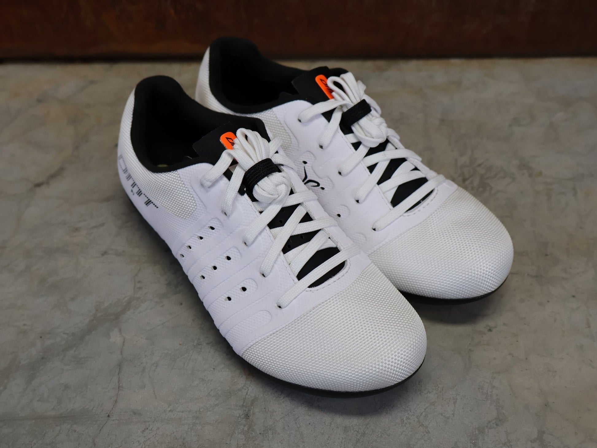 RR - Herrenschuhe von Dmt, DMT KR4 PJ RENNRADSCHUH / WEIß / SCHWARZ / UNISEX vor USEDBIKES - OB.DE Hintergrund