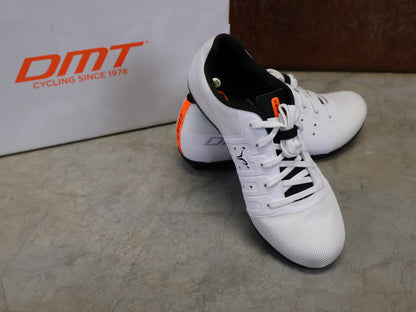 RR - Herrenschuhe von Dmt, DMT KR4 PJ RENNRADSCHUH / WEIß / SCHWARZ / UNISEX vor USEDBIKES - OB.DE Hintergrund