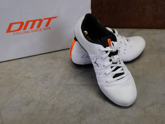 RR - Herrenschuhe von Dmt, DMT KR4 PJ RENNRADSCHUH / WEIß / SCHWARZ / UNISEX vor USEDBIKES - OB.DE Hintergrund